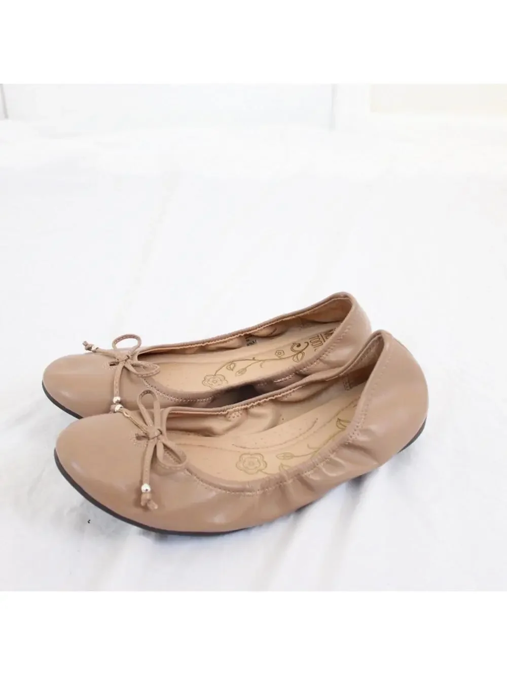 Mootsies Tootsies Cameo tan ballet flats with bow detail. Size 8.5